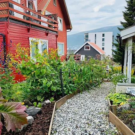 Gullengvegen 53 Backyard * Tromsø